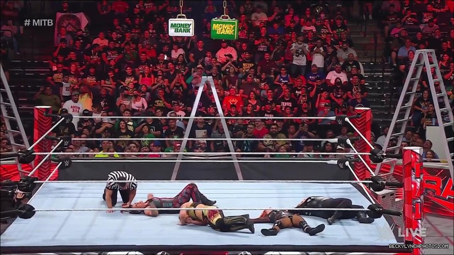 WWE_RAW_27th_June_2022_720p_WEBRip_h264_mp4_007477071.jpg