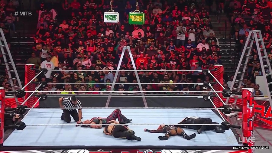 WWE_RAW_27th_June_2022_720p_WEBRip_h264_mp4_007477872.jpg