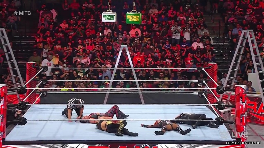 WWE_RAW_27th_June_2022_720p_WEBRip_h264_mp4_007478273.jpg