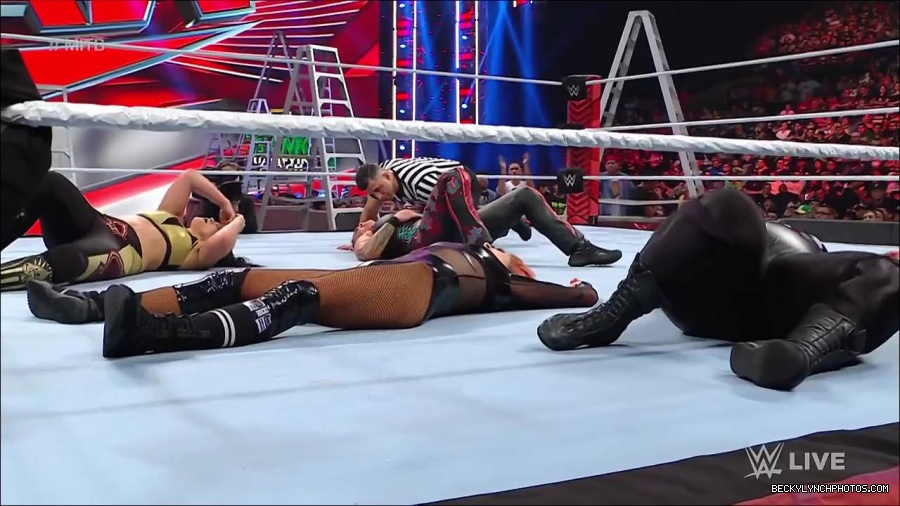 WWE_RAW_27th_June_2022_720p_WEBRip_h264_mp4_007478673.jpg