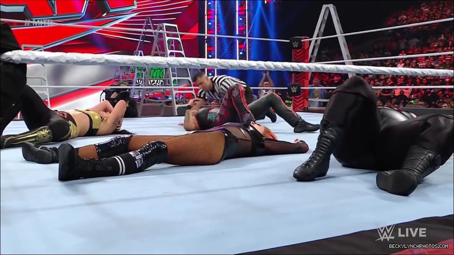 WWE_RAW_27th_June_2022_720p_WEBRip_h264_mp4_007479073.jpg