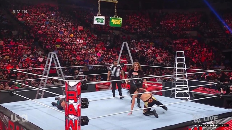 WWE_RAW_27th_June_2022_720p_WEBRip_h264_mp4_007501896.jpg