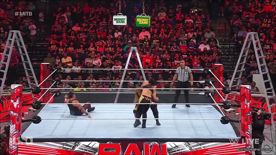 WWE_RAW_27th_June_2022_720p_WEBRip_h264_mp4_007503498.jpg