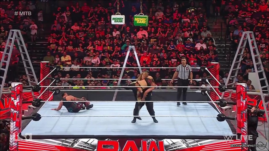 WWE_RAW_27th_June_2022_720p_WEBRip_h264_mp4_007503898.jpg