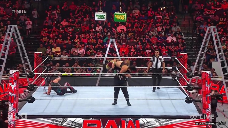 WWE_RAW_27th_June_2022_720p_WEBRip_h264_mp4_007504299.jpg