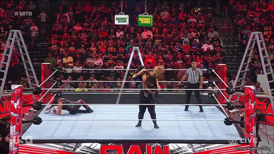 WWE_RAW_27th_June_2022_720p_WEBRip_h264_mp4_007504699.jpg