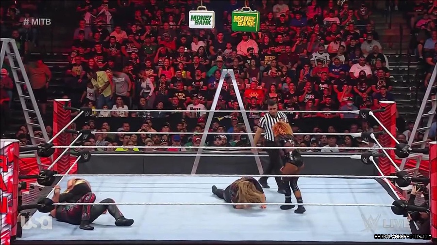 WWE_RAW_27th_June_2022_720p_WEBRip_h264_mp4_007536331.jpg