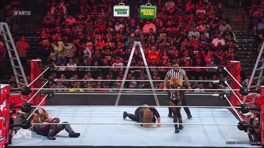 WWE_RAW_27th_June_2022_720p_WEBRip_h264_mp4_007536731.jpg