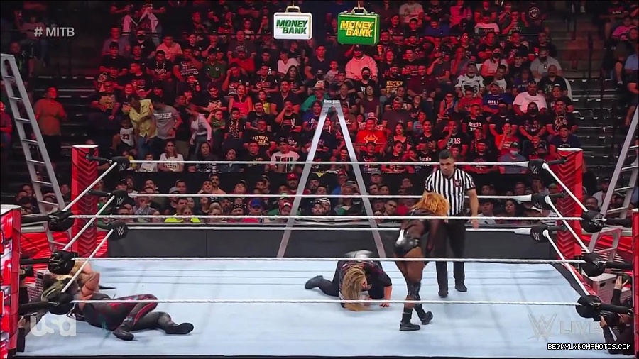 WWE_RAW_27th_June_2022_720p_WEBRip_h264_mp4_007537131.jpg