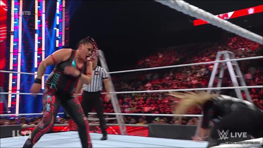 WWE_RAW_27th_June_2022_720p_WEBRip_h264_mp4_007551145.jpg