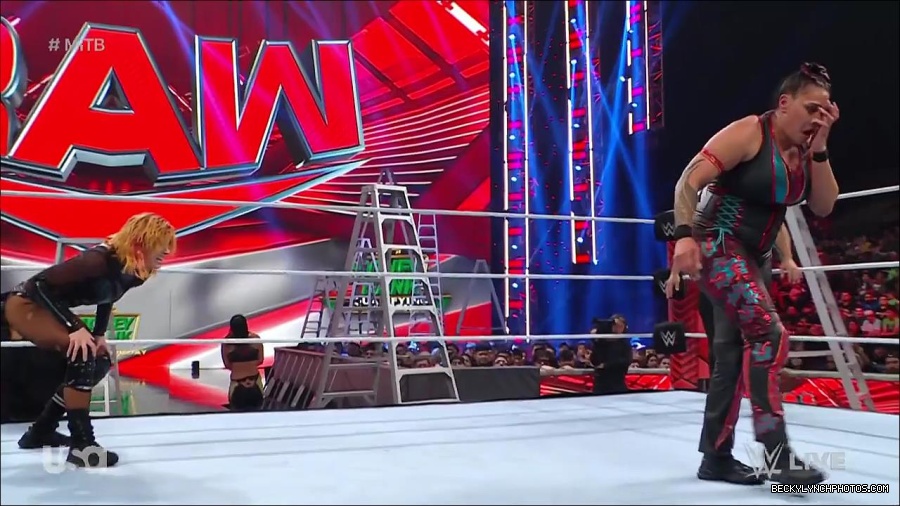 WWE_RAW_27th_June_2022_720p_WEBRip_h264_mp4_007552747.jpg