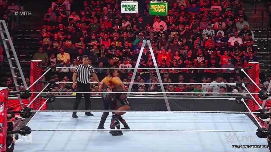 WWE_RAW_27th_June_2022_720p_WEBRip_h264_mp4_007557151.jpg