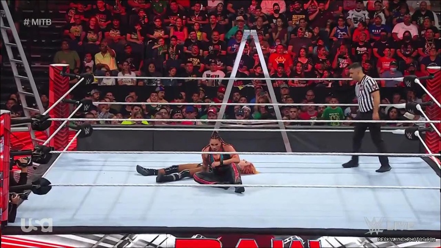 WWE_RAW_27th_June_2022_720p_WEBRip_h264_mp4_007561956.jpg