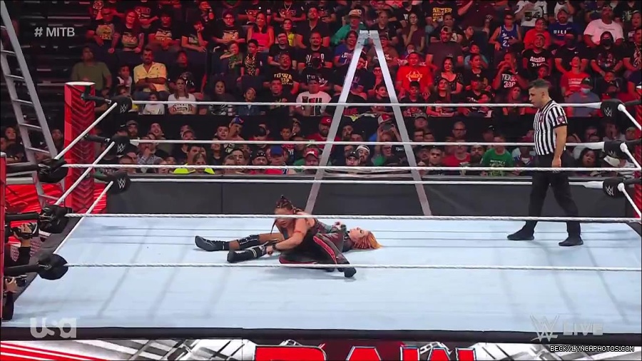 WWE_RAW_27th_June_2022_720p_WEBRip_h264_mp4_007562757.jpg