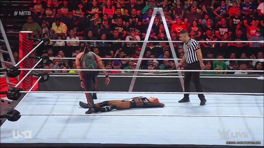 WWE_RAW_27th_June_2022_720p_WEBRip_h264_mp4_007565159.jpg
