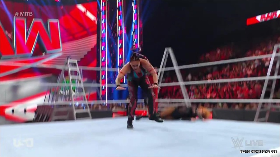 WWE_RAW_27th_June_2022_720p_WEBRip_h264_mp4_007575970.jpg