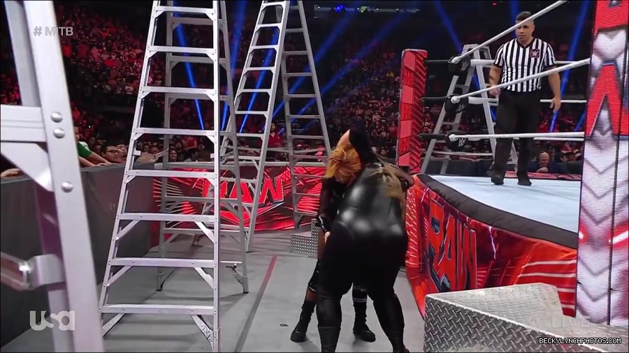 WWE_RAW_27th_June_2022_720p_WEBRip_h264_mp4_007581175.jpg