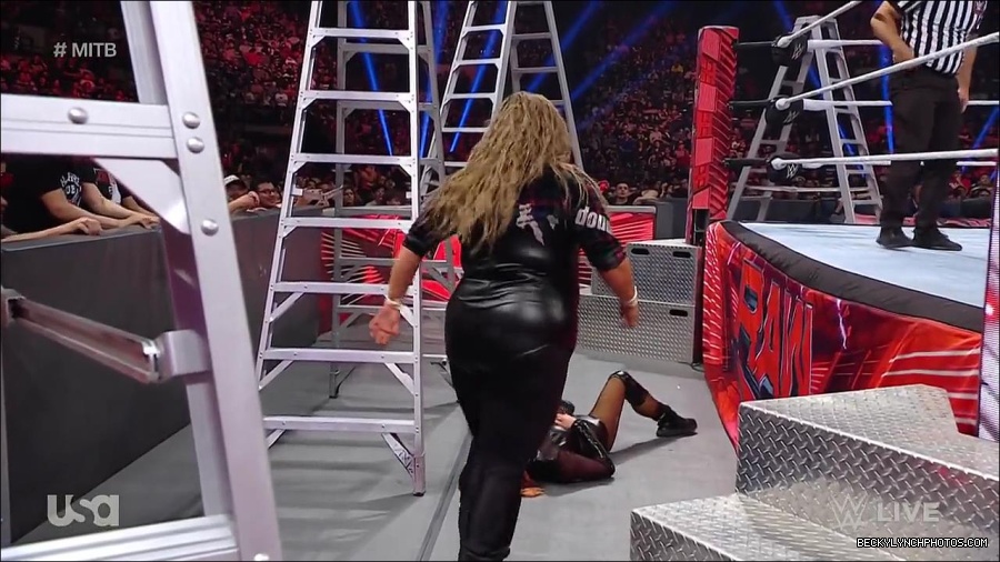 WWE_RAW_27th_June_2022_720p_WEBRip_h264_mp4_007586381.jpg