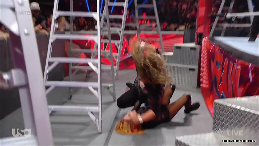 WWE_RAW_27th_June_2022_720p_WEBRip_h264_mp4_007587982.jpg