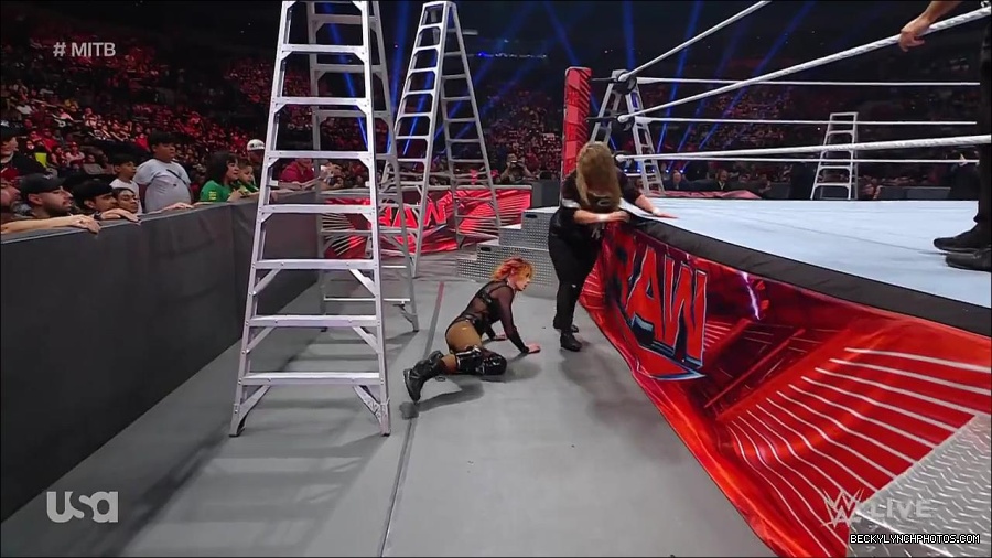 WWE_RAW_27th_June_2022_720p_WEBRip_h264_mp4_007626004.jpg
