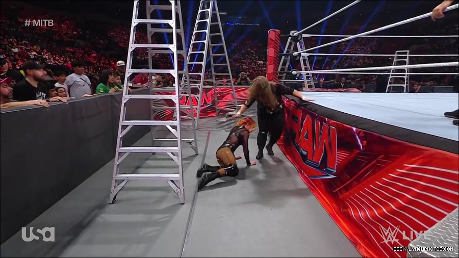 WWE_RAW_27th_June_2022_720p_WEBRip_h264_mp4_007626404.jpg