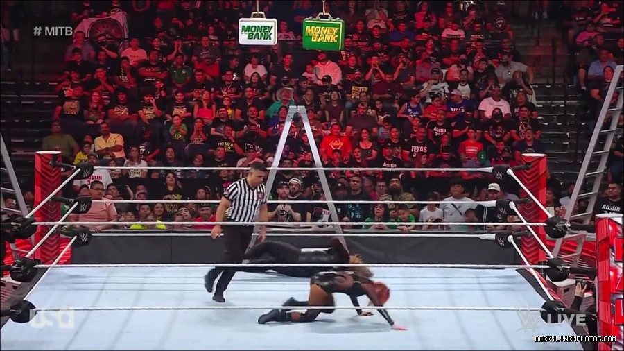 WWE_RAW_27th_June_2022_720p_WEBRip_h264_mp4_007631609.jpg