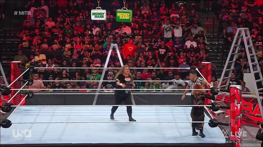 WWE_RAW_27th_June_2022_720p_WEBRip_h264_mp4_007635213.jpg