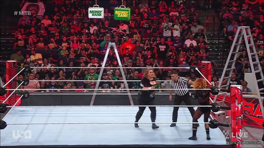 WWE_RAW_27th_June_2022_720p_WEBRip_h264_mp4_007636014.jpg