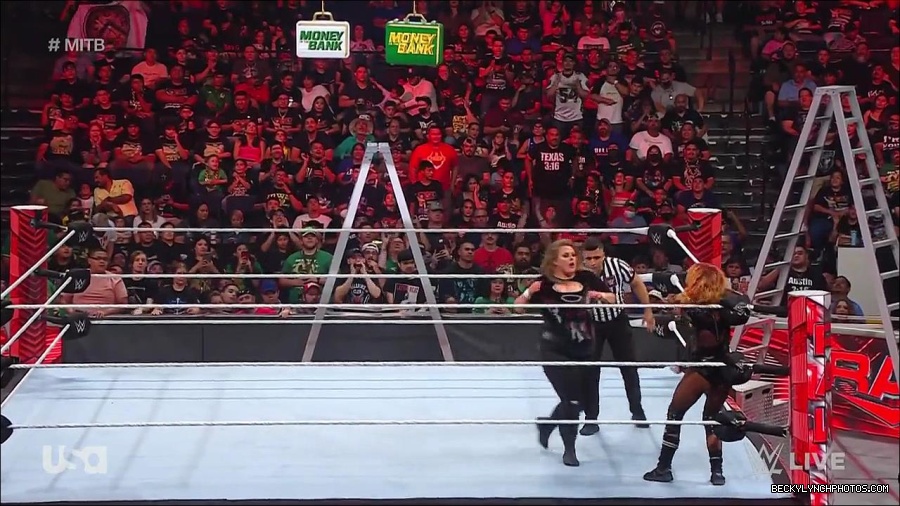 WWE_RAW_27th_June_2022_720p_WEBRip_h264_mp4_007636414.jpg