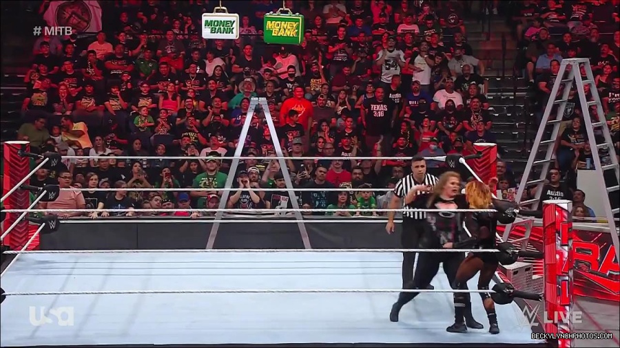 WWE_RAW_27th_June_2022_720p_WEBRip_h264_mp4_007636814.jpg