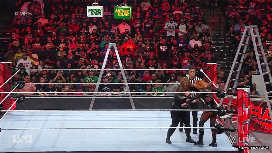 WWE_RAW_27th_June_2022_720p_WEBRip_h264_mp4_007638416.jpg