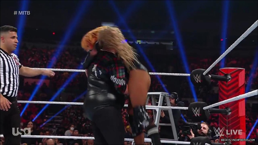 WWE_RAW_27th_June_2022_720p_WEBRip_h264_mp4_007640018.jpg