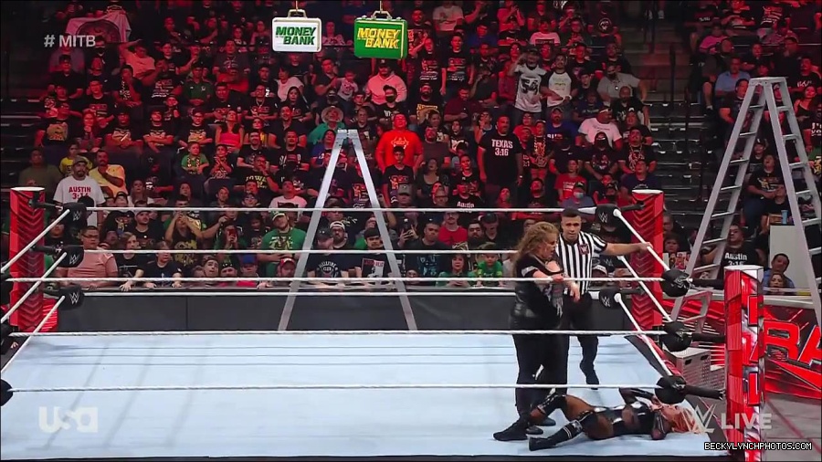 WWE_RAW_27th_June_2022_720p_WEBRip_h264_mp4_007642020.jpg