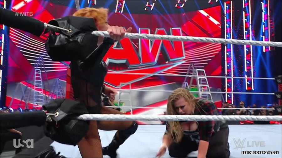 WWE_RAW_27th_June_2022_720p_WEBRip_h264_mp4_007648826.jpg