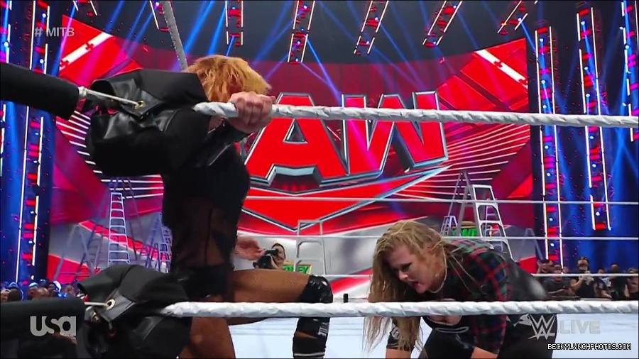 WWE_RAW_27th_June_2022_720p_WEBRip_h264_mp4_007649227.jpg