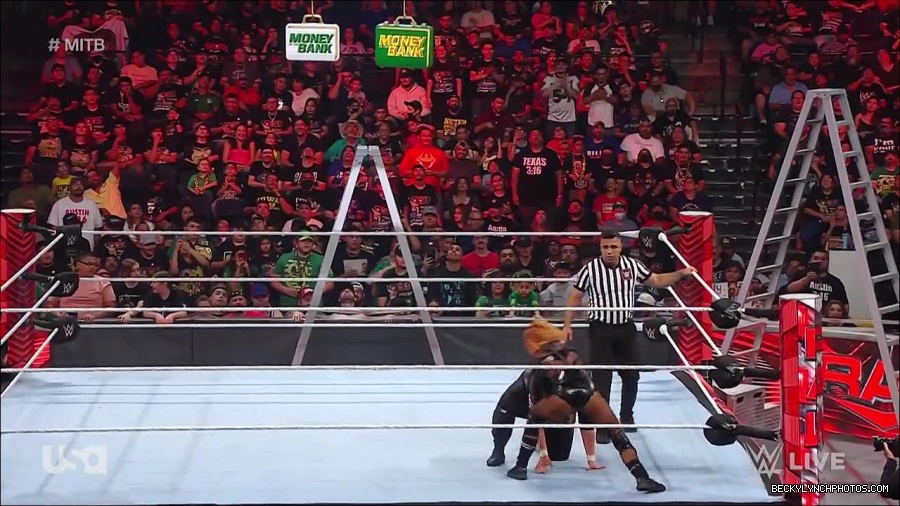 WWE_RAW_27th_June_2022_720p_WEBRip_h264_mp4_007650028.jpg