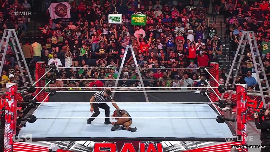 WWE_RAW_27th_June_2022_720p_WEBRip_h264_mp4_007684462.jpg