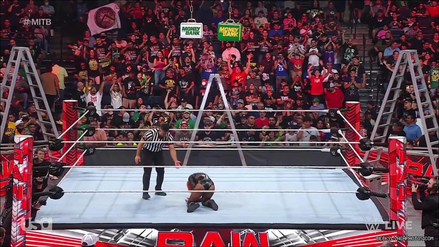 WWE_RAW_27th_June_2022_720p_WEBRip_h264_mp4_007685263.jpg