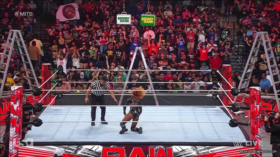 WWE_RAW_27th_June_2022_720p_WEBRip_h264_mp4_007685663.jpg