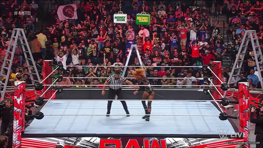 WWE_RAW_27th_June_2022_720p_WEBRip_h264_mp4_007686864.jpg