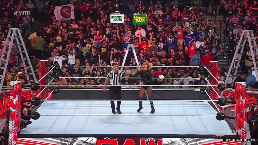WWE_RAW_27th_June_2022_720p_WEBRip_h264_mp4_007688066.jpg