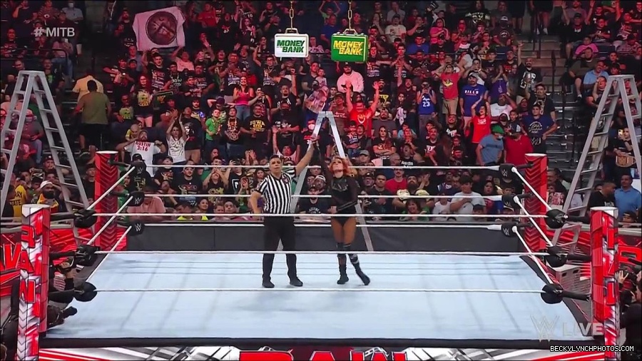 WWE_RAW_27th_June_2022_720p_WEBRip_h264_mp4_007688466.jpg