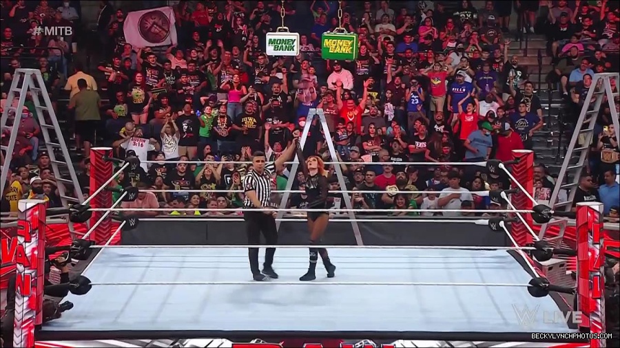 WWE_RAW_27th_June_2022_720p_WEBRip_h264_mp4_007688866.jpg
