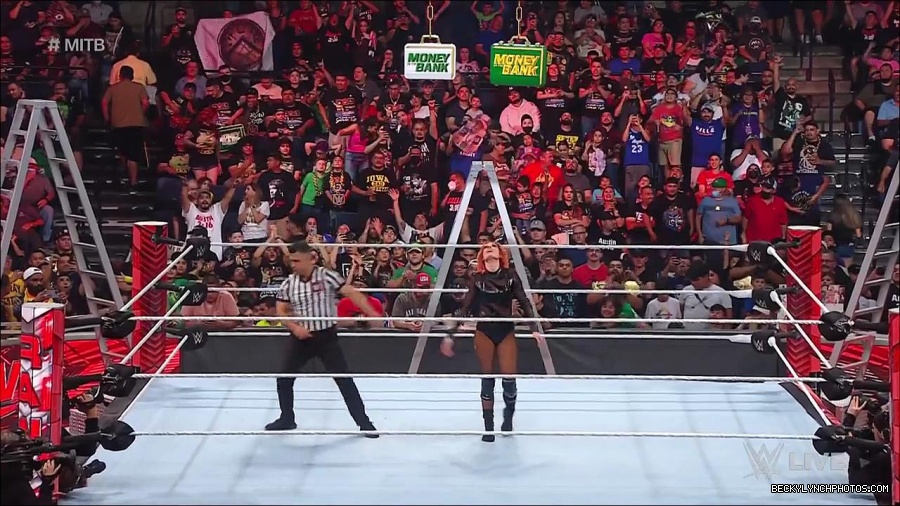 WWE_RAW_27th_June_2022_720p_WEBRip_h264_mp4_007692070.jpg
