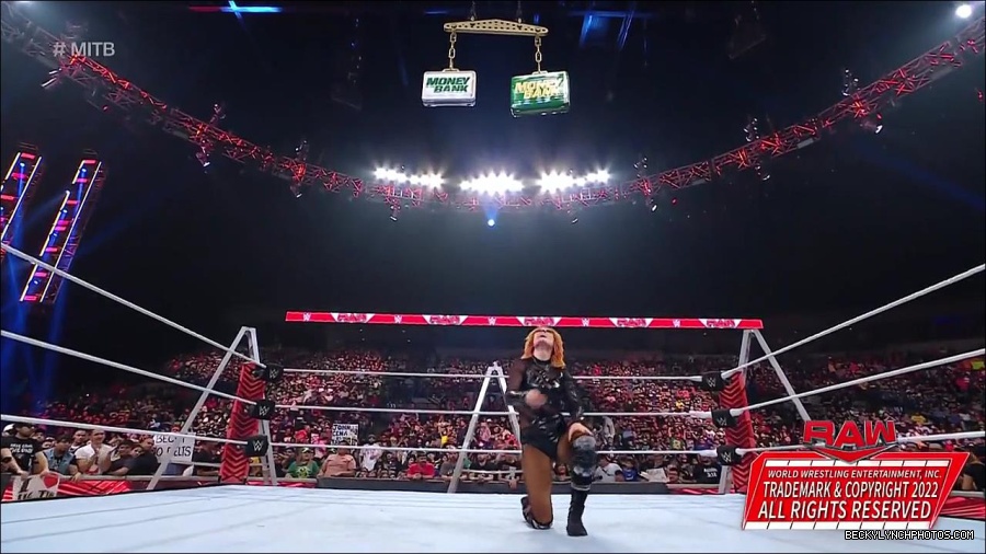 WWE_RAW_27th_June_2022_720p_WEBRip_h264_mp4_007708503.jpg