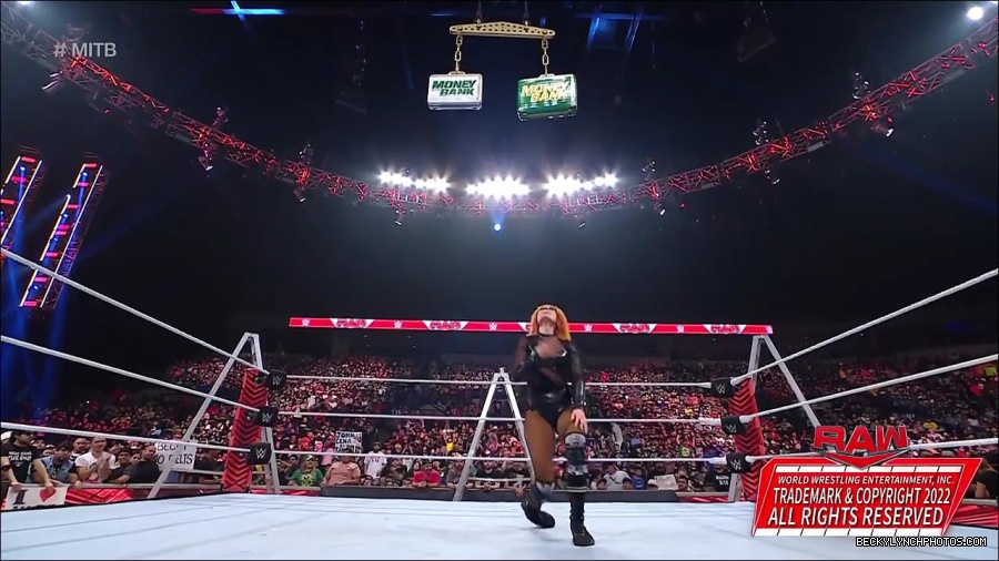 WWE_RAW_27th_June_2022_720p_WEBRip_h264_mp4_007708903.jpg