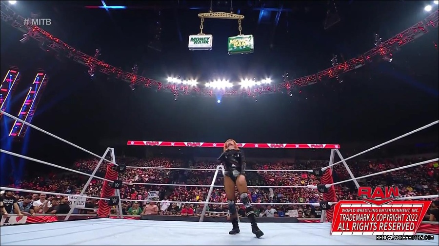 WWE_RAW_27th_June_2022_720p_WEBRip_h264_mp4_007709303.jpg