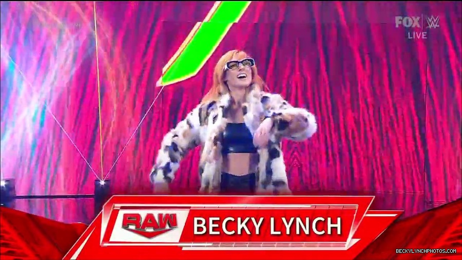 WWE_Friday_Night_Smackdown_1st_July_2022_720p_WEBRip_h264_mp4_002566367.jpg