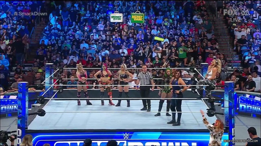 WWE_Friday_Night_Smackdown_1st_July_2022_720p_WEBRip_h264_mp4_002601201.jpg