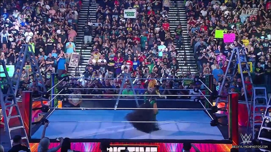 WWE_Money_In_The_Bank_2022_720p_WEB_h264-HEEL_mp4_000359121.jpg